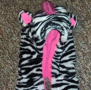 Girls hat with pocket for hands